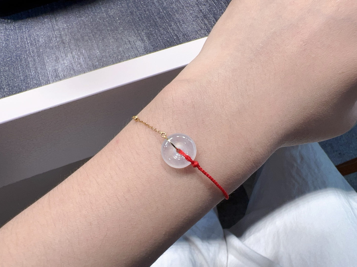 Jade - Bracelet fil rouge Jade blanc