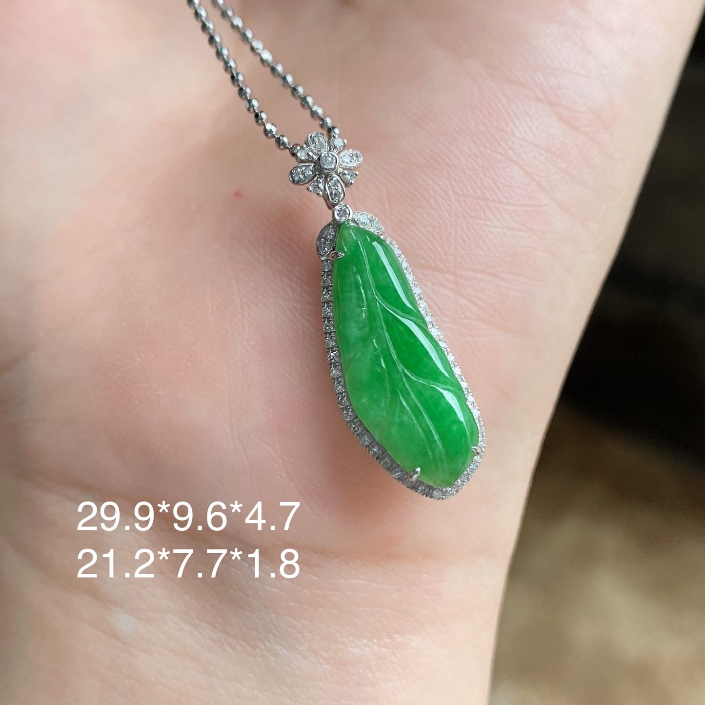 Jade - Pendentif Jade vert feuille percé avec chaîne