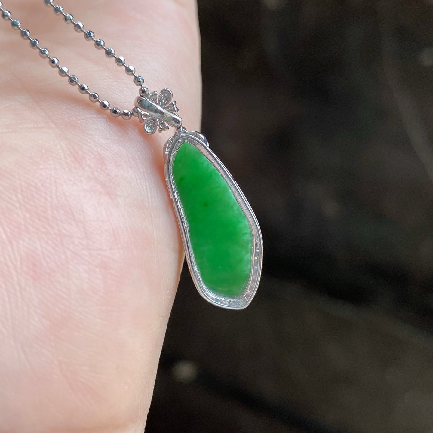 Jade - Pendentif Jade vert feuille percé avec chaîne