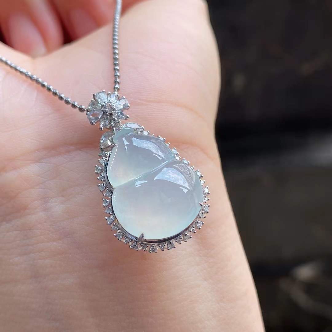 Jade - Pendentif en forme de Hulu