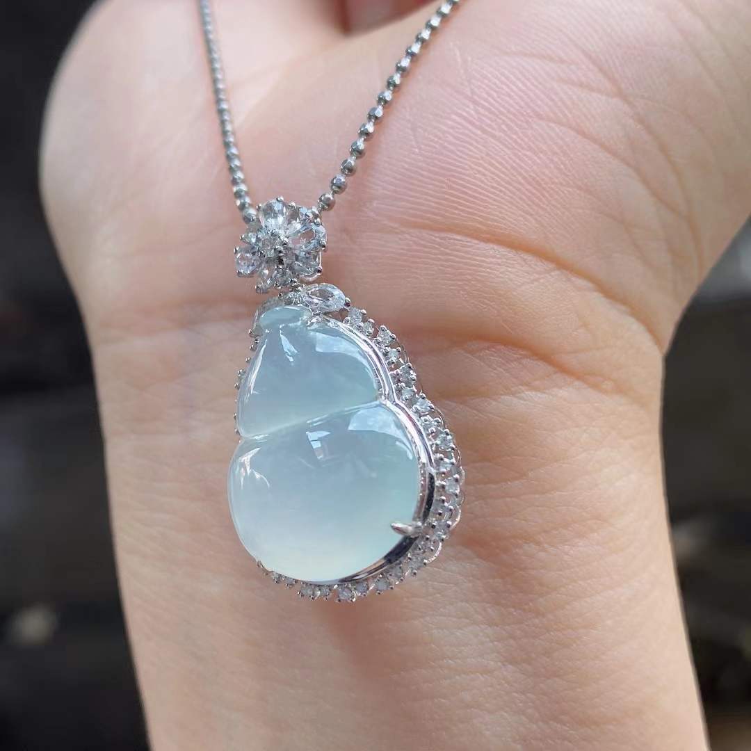 Jade - Pendentif en forme de Hulu