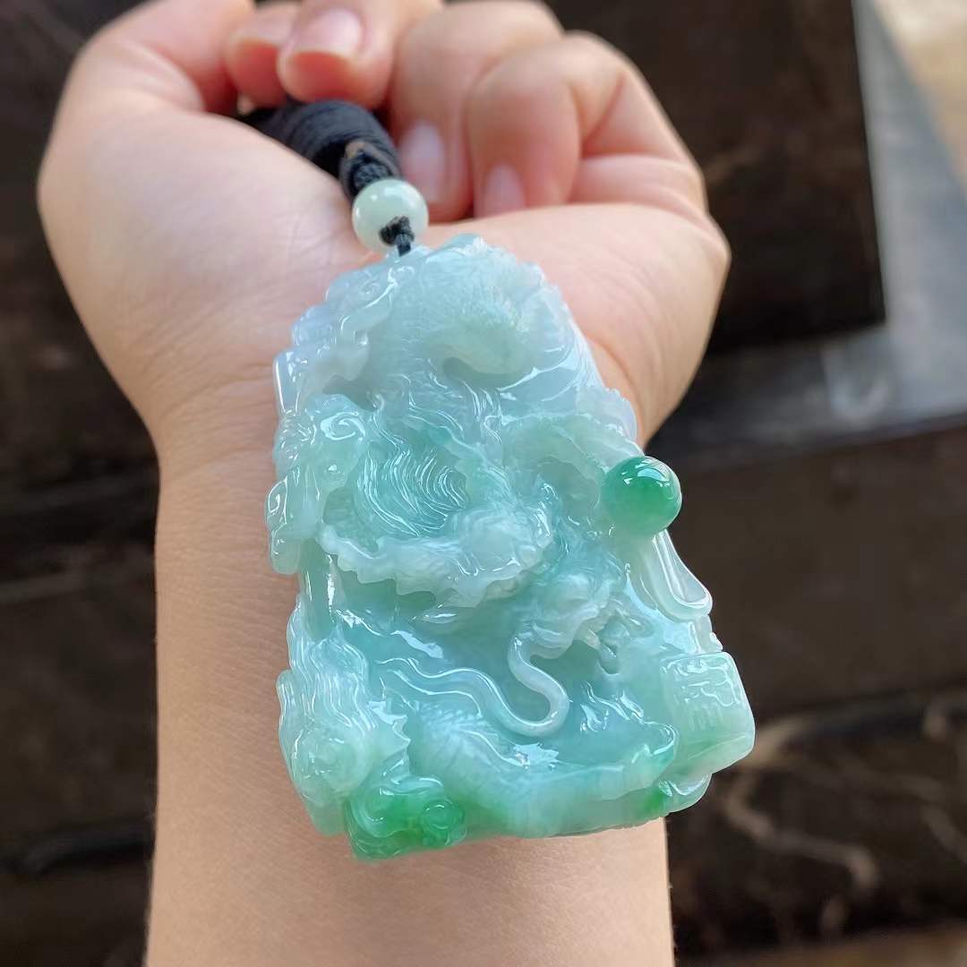 Pendentif "Dragon impérial" en jade naturel