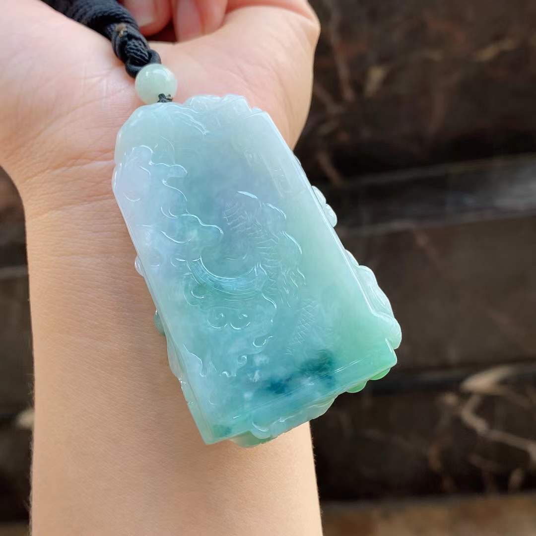 Pendentif "Dragon impérial" en jade naturel