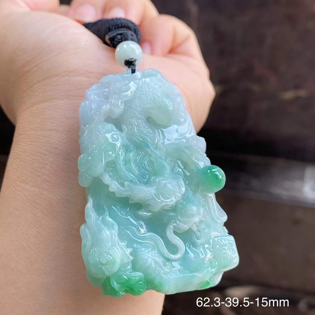 Pendentif "Dragon impérial" en jade naturel