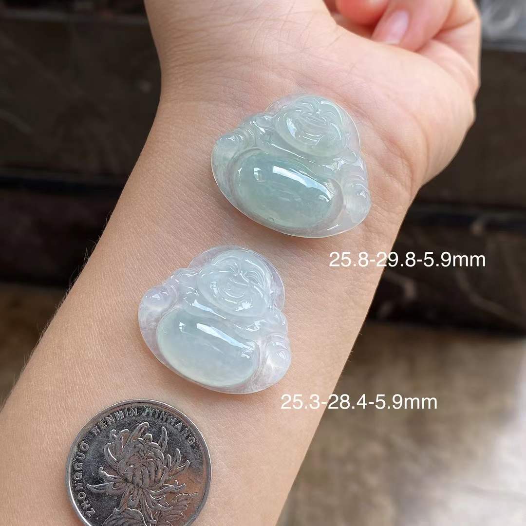 冰种翡翠笑佛吊坠 - 质地细腻,光泽纯净,宁静典雅