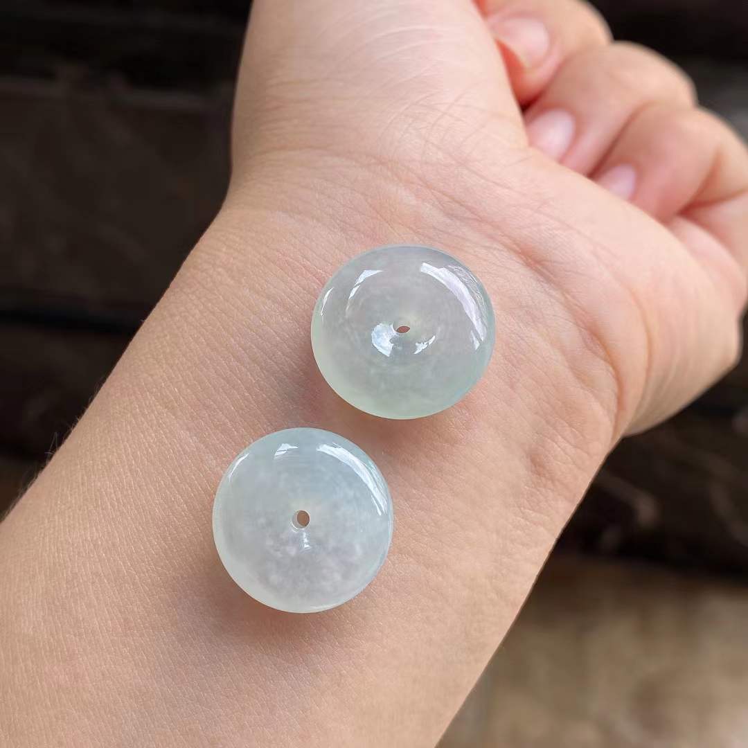 Ice-type jade pendant
