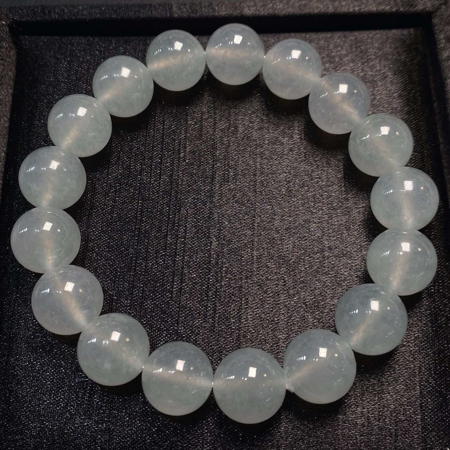 Perles de Givre – Bracelet en Jade Glacé Cristallin