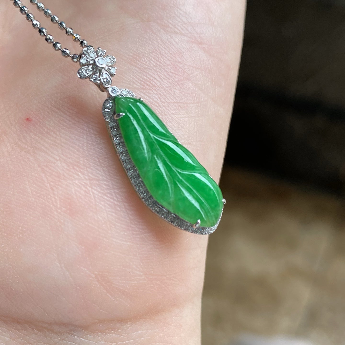 Jade - Pendentif Jade vert feuille percé avec chaîne