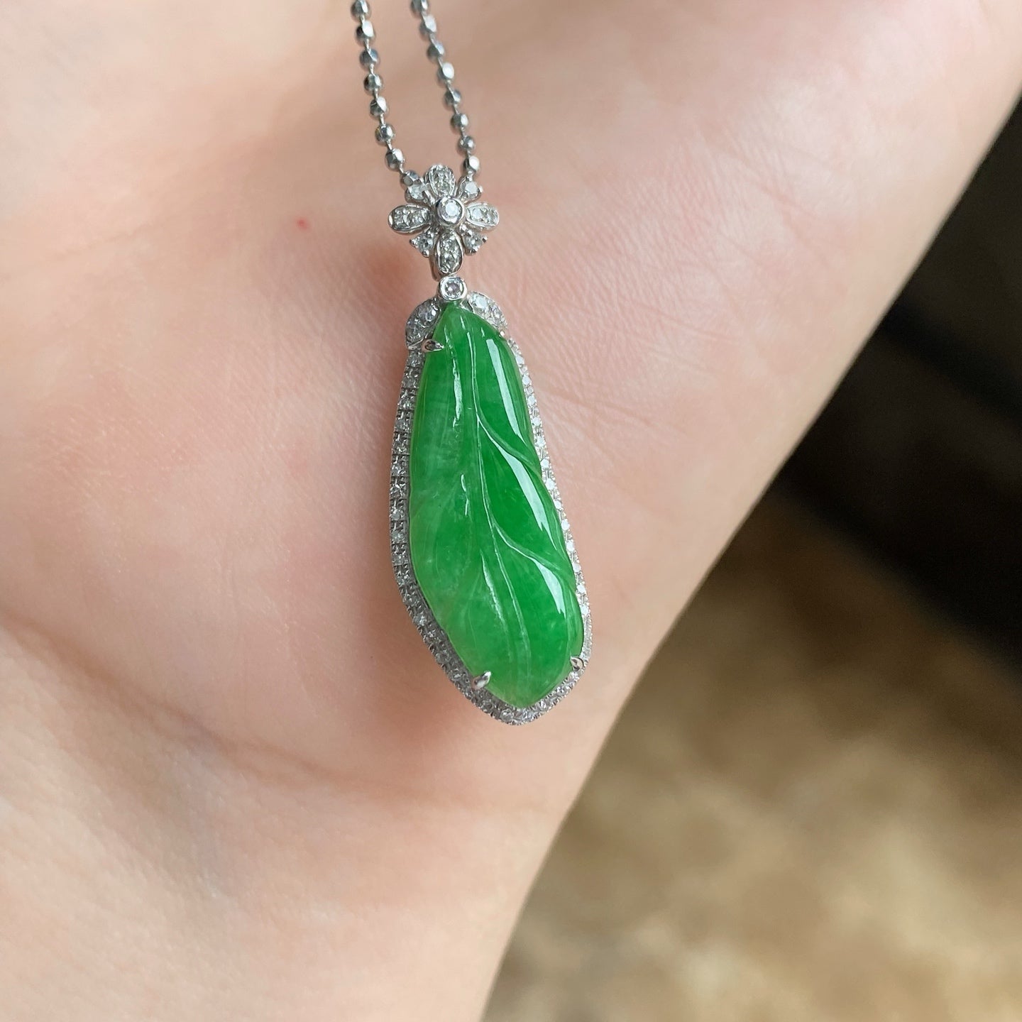 Jade - Pendentif Jade vert feuille percé avec chaîne