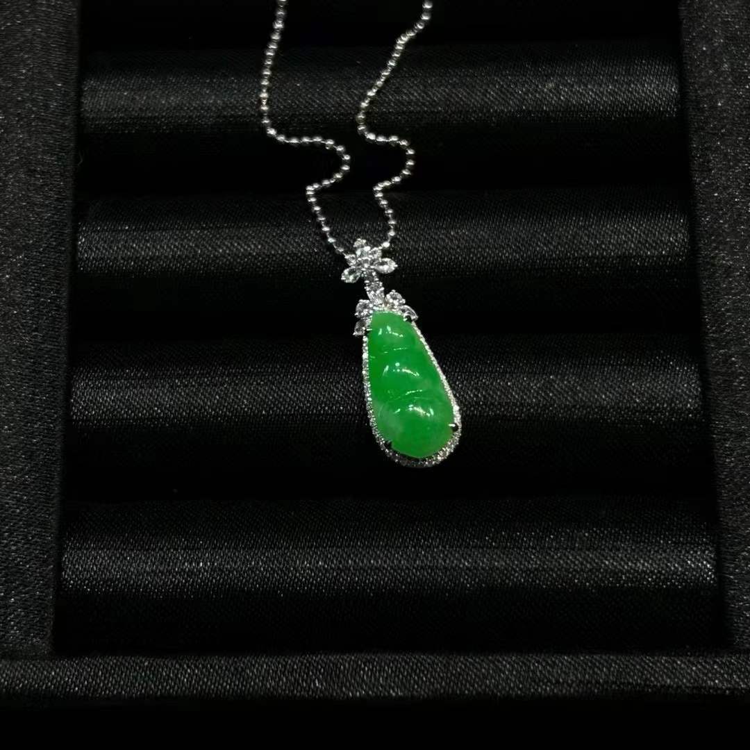 Bing Yanglü Jade Pendant – Bean Shape, 18K Gold and Diamonds