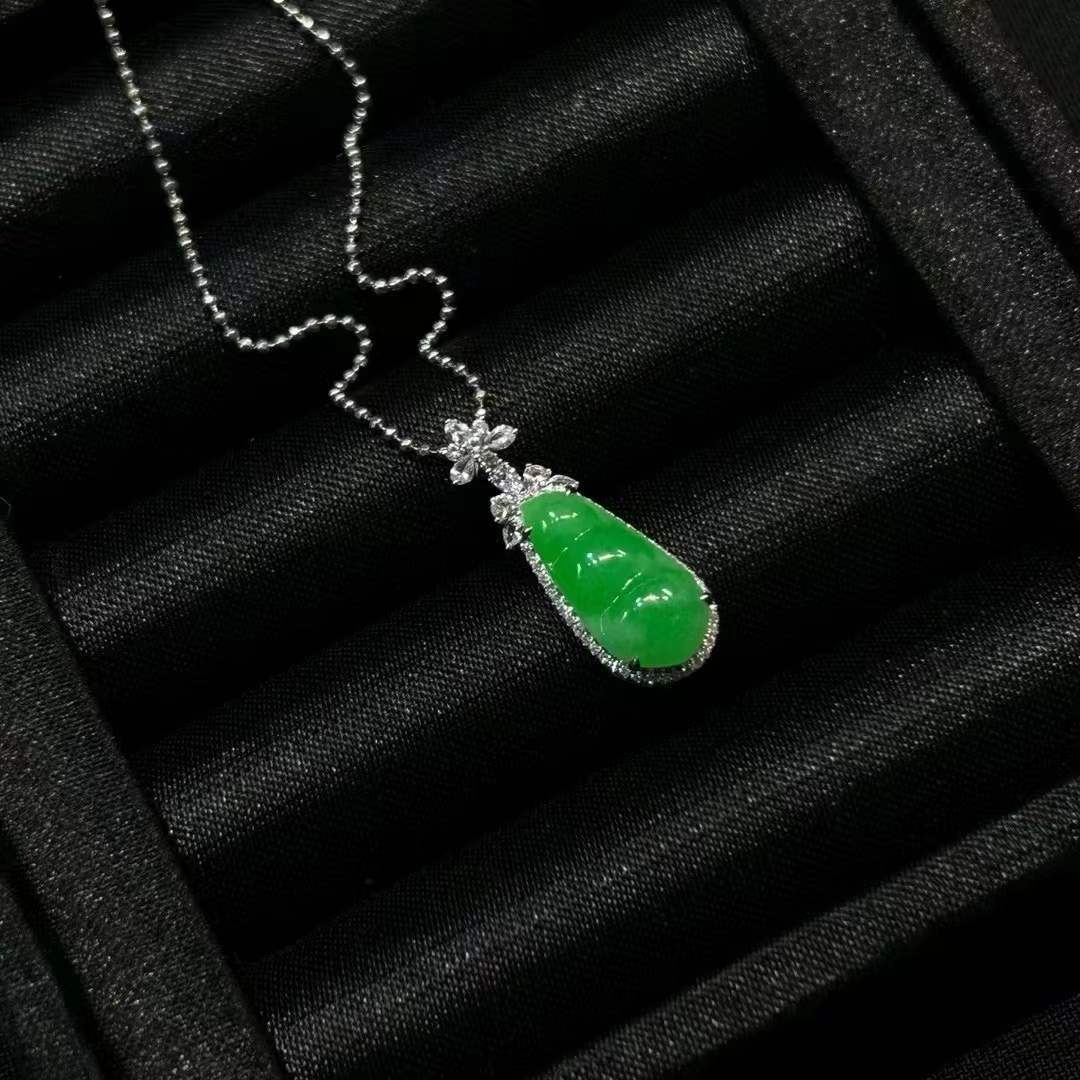 Bing Yanglü Jade Pendant – Bean Shape, 18K Gold and Diamonds
