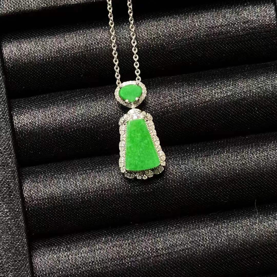 Yanglü Jade Pendant – Smooth Plate, 18K Gold &amp; Diamonds