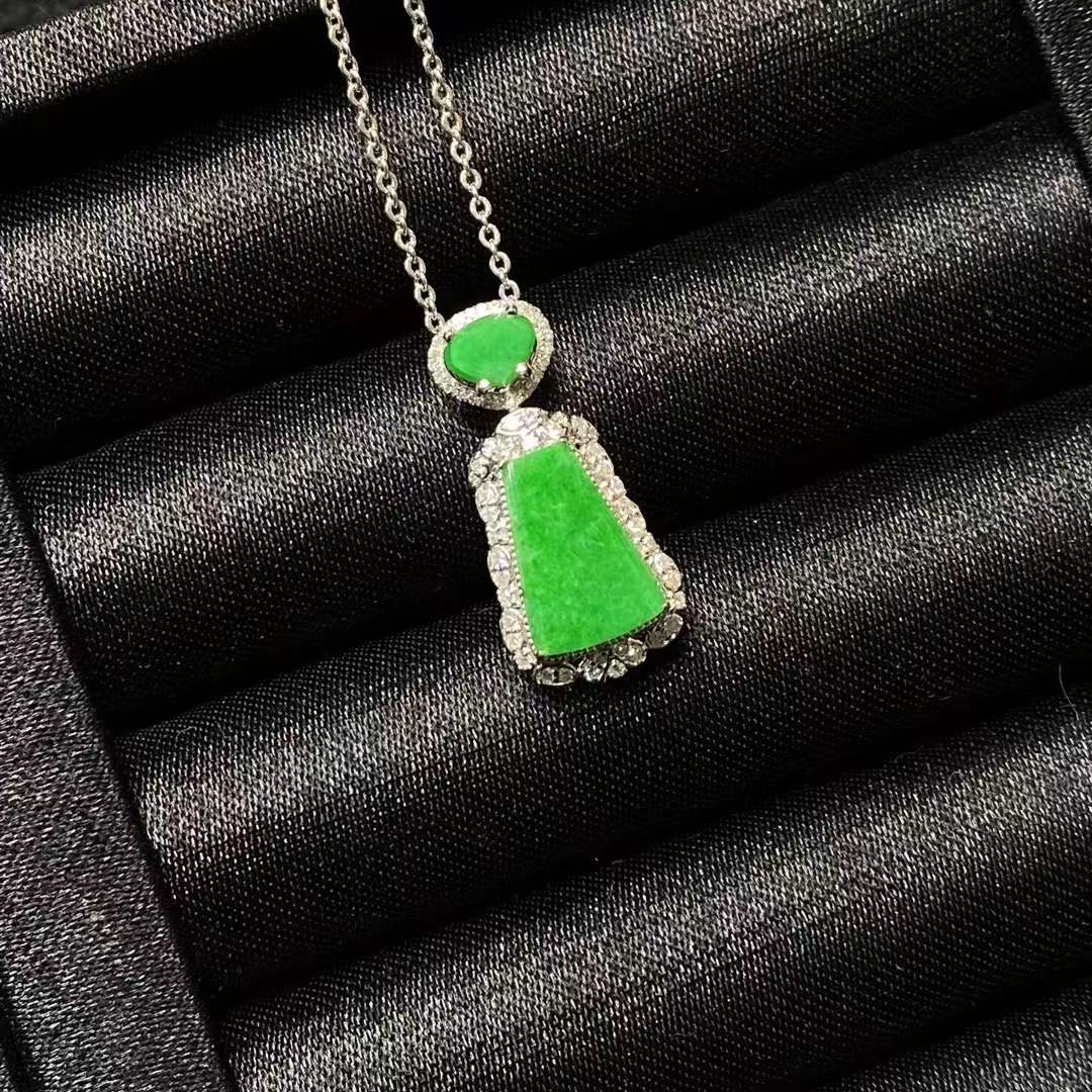 Yanglü Jade Pendant – Smooth Plate, 18K Gold &amp; Diamonds