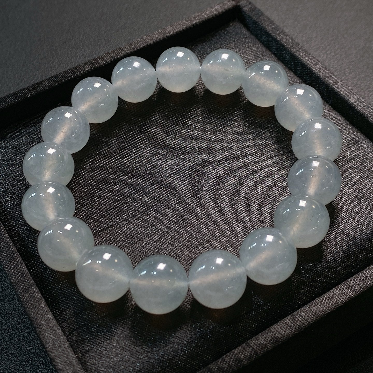 Perles de Givre – Bracelet en Jade Glacé Cristallin