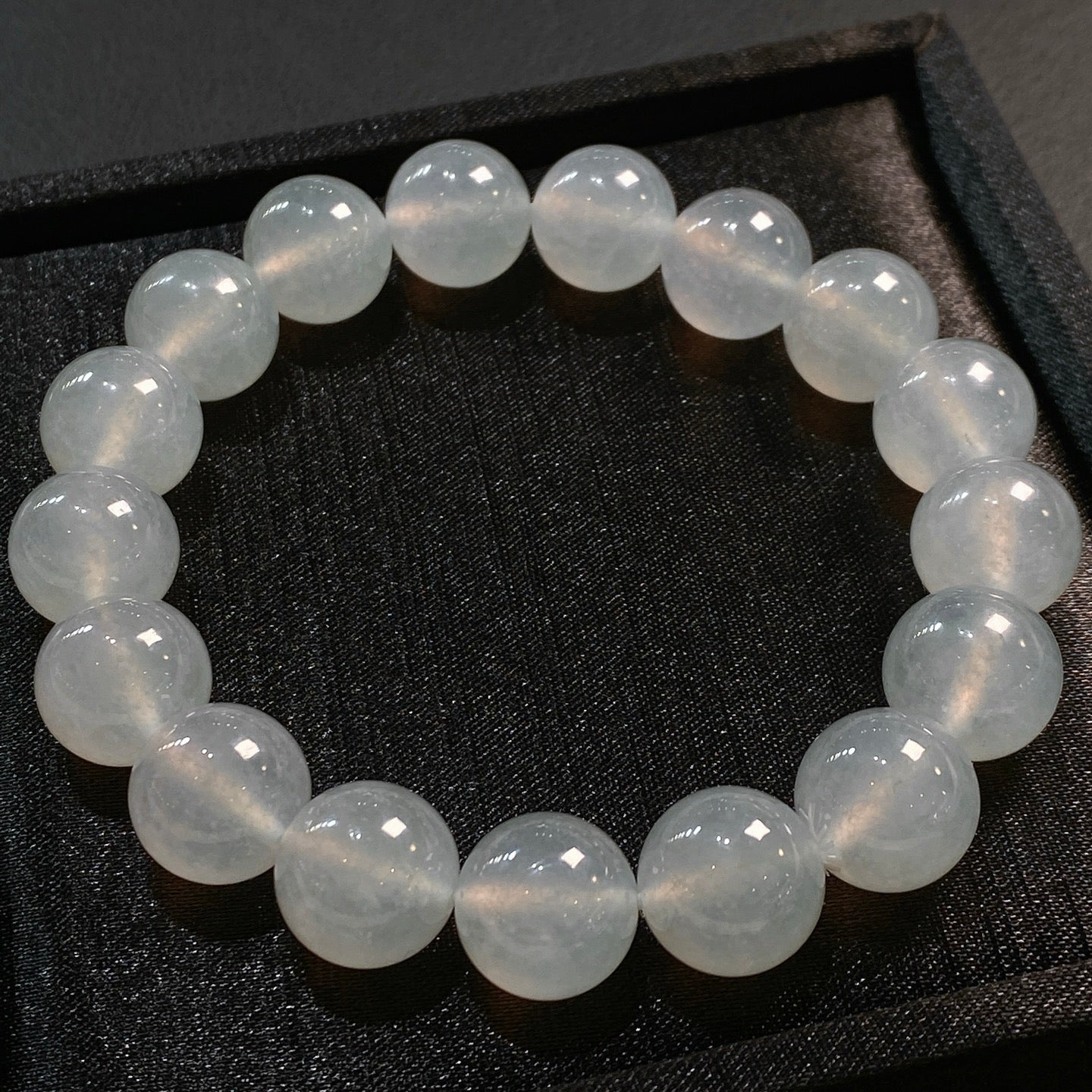 Perles de Givre – Bracelet en Jade Glacé Cristallin